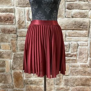 Express- Maroon Pleated Mini Skirt, Size M